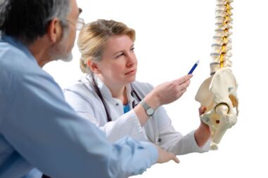 O médico aconsella ao paciente sobre os signos de osteocondrose da columna vertebral torácica