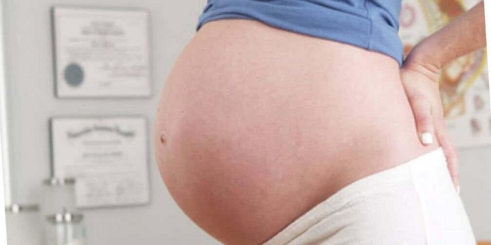 Durante o embarazo, as mulleres adoitan experimentar dor nas costas na rexión lumbar. 