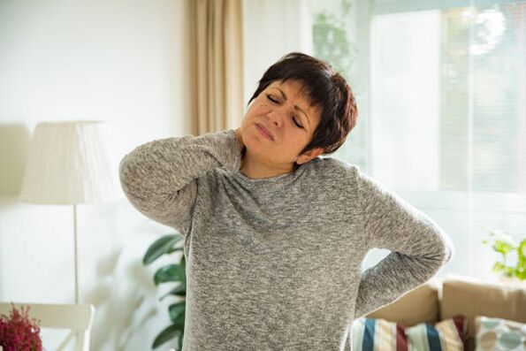 Unha muller sofre de osteocondrose da columna cervical