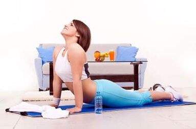 Fai un exercicio con flexión da columna para estirar as zonas torácicas e lumbares