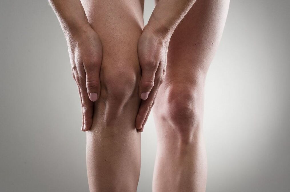 O primeiro síntoma da artrose do xeonllo é a dor no xeonllo